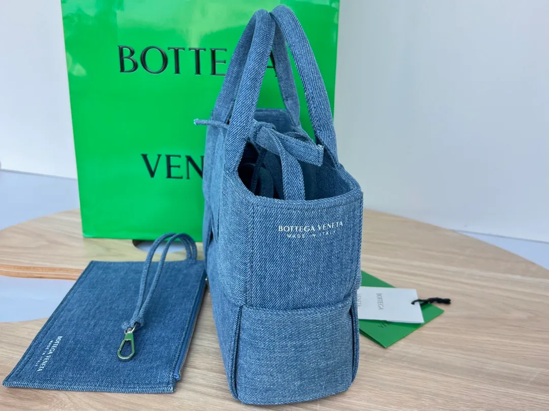The new Denny denim tote bag 🎈 The denim bag that has been closely watched since the preview is out~ I really love this genderless denim tote bag. The soft denim material feels so comfortable and there are no creases [Victory] The size is suitable. It has a small bag inside and the upper body is really comfortable. It makes people feel happy 💙 If I don’t buy a denim bag this year, I dare not say that I know fashion!  Dimensions: 25x16x8.